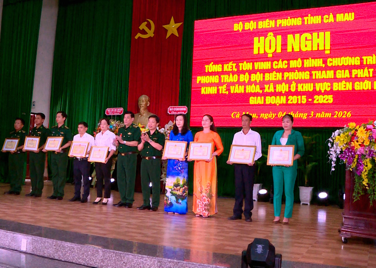 Lãnh đạo Ban Chỉ huy BĐBP Cà Mau tặng Giấy khen cho tập thể, cá nhân điển hình.