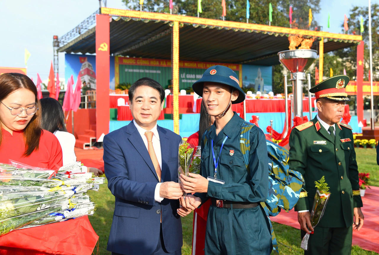 Hàng nghìn thanh niên miền Trung lên đường thực hiện nghĩa vụ thiêng liêng