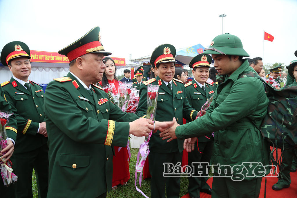 Thượng tướng Nguyễn Quang Ngọc, Ủy viên Ban Chấp hành Trung ương Đảng, Ủy viên Quân ủy Trung ương, Thứ trưởng Bộ Quốc phòng tặng hoa, động viên các tân binh lên đường nhập ngũ. (Ảnh: Báo Hưng Yên)