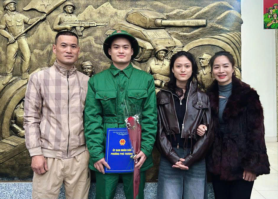 Tân binh Nguyễn Khoa Vũ xúc động chia tay gia đình lên đường nhập ngũ. (Ảnh: Minh Phương)