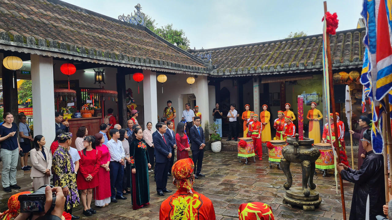 Lãnh đạo TP Đà Nẵng dâng hương tại đình Hội An, tham dự khai mạc hội Nguyên tiêu Hội An.