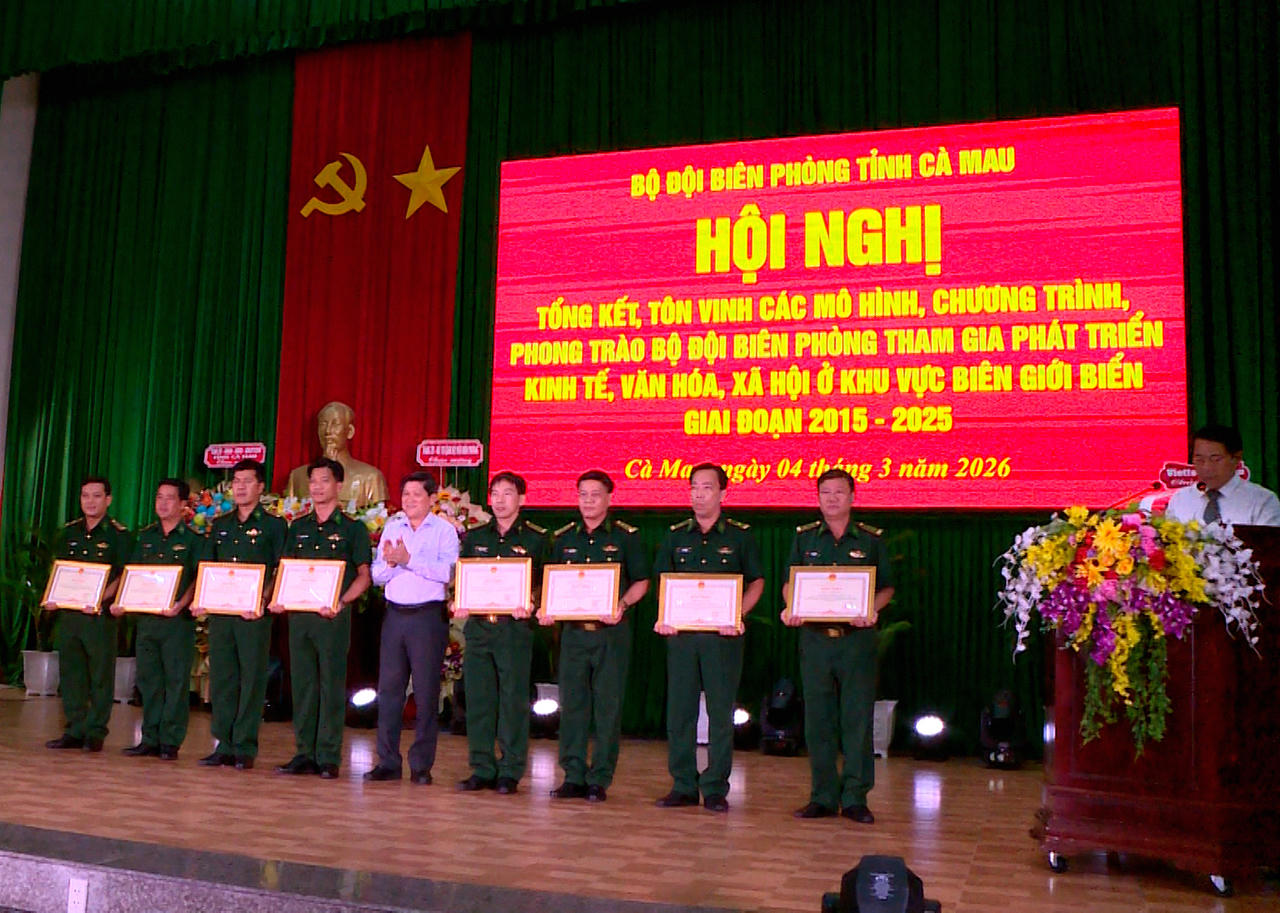 Phó Chủ tịch UBND tỉnh Cà Mau Lê Văn Sử trao Bằng khen cho các tập thể điển hình.