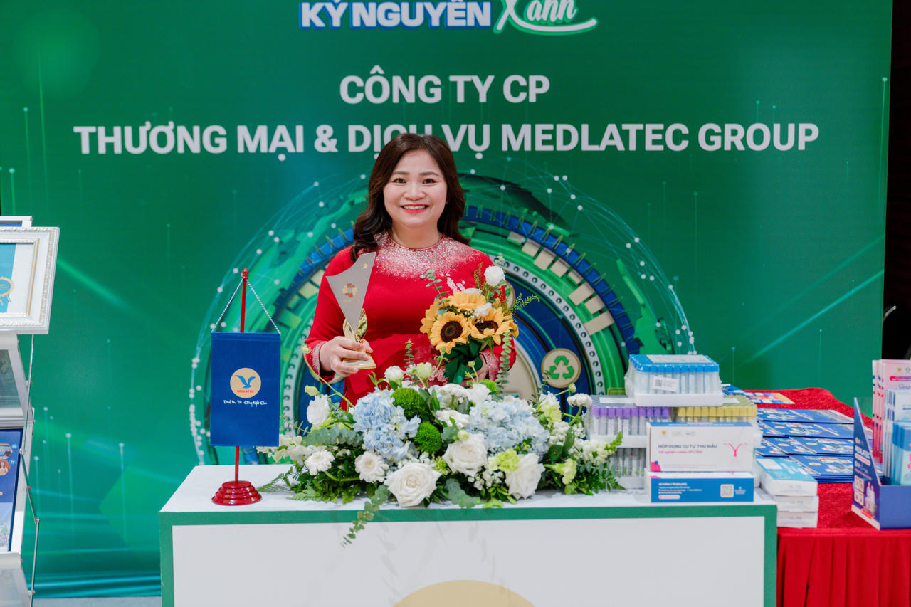 Phó Tổng Giám đốc Nguyễn Thị Kim Len tại Lễ công bố sản phẩm đạt Thương hiệu Quốc gia Việt Nam năm 2024 - dấu mốc ghi nhận MEDLATEC là đơn vị y tế đầu tiên có dịch vụ xét nghiệm đạt danh hiệu này.