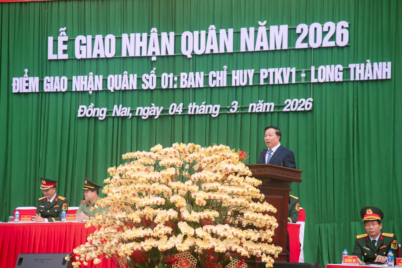 Phó Bí thư Tỉnh ủy, Chủ tịch UBND tỉnh Đồng Nai Nguyễn Văn Út phát biểu động viên thanh niên trước giờ lên đường nhập ngũ.