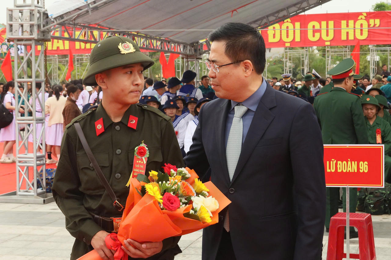 Chủ tịch UBND tỉnh Quảng Ngãi Nguyễn Hoàng Giang tặng hoa, động viên tân binh lên đường nhập ngũ.&nbsp;
