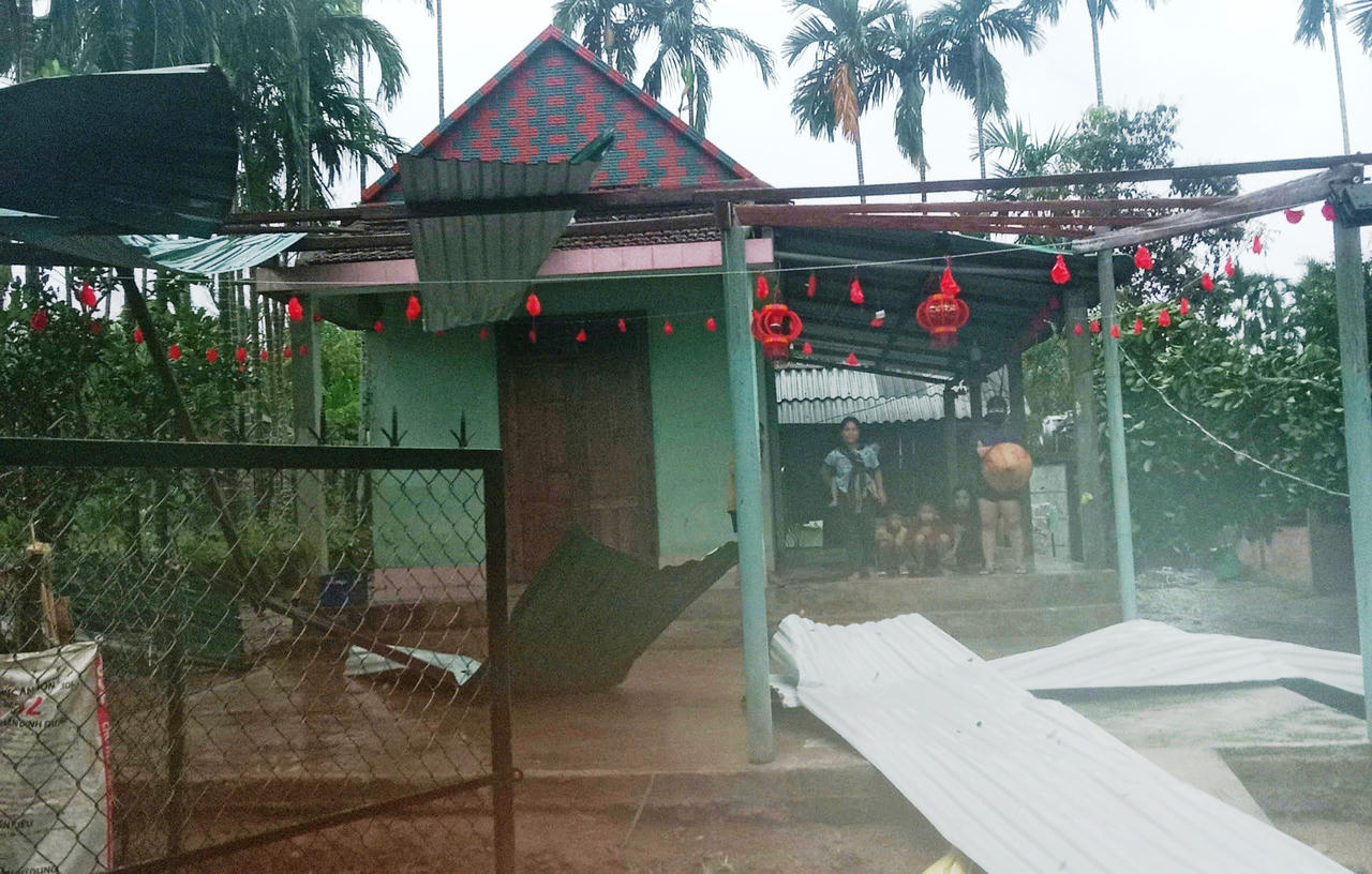 Quảng Ngãi: Sữa chữa hàng trăm căn nhà bị lốc xoáy làm tốc mái