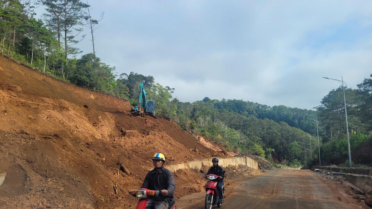 Các mũi thi công được triển khai đồng bộ, tranh thủ những ngày nắng để xử lý dứt điểm các vị trí xung yếu, hạn chế nguy cơ sạt lở tiếp diễn.