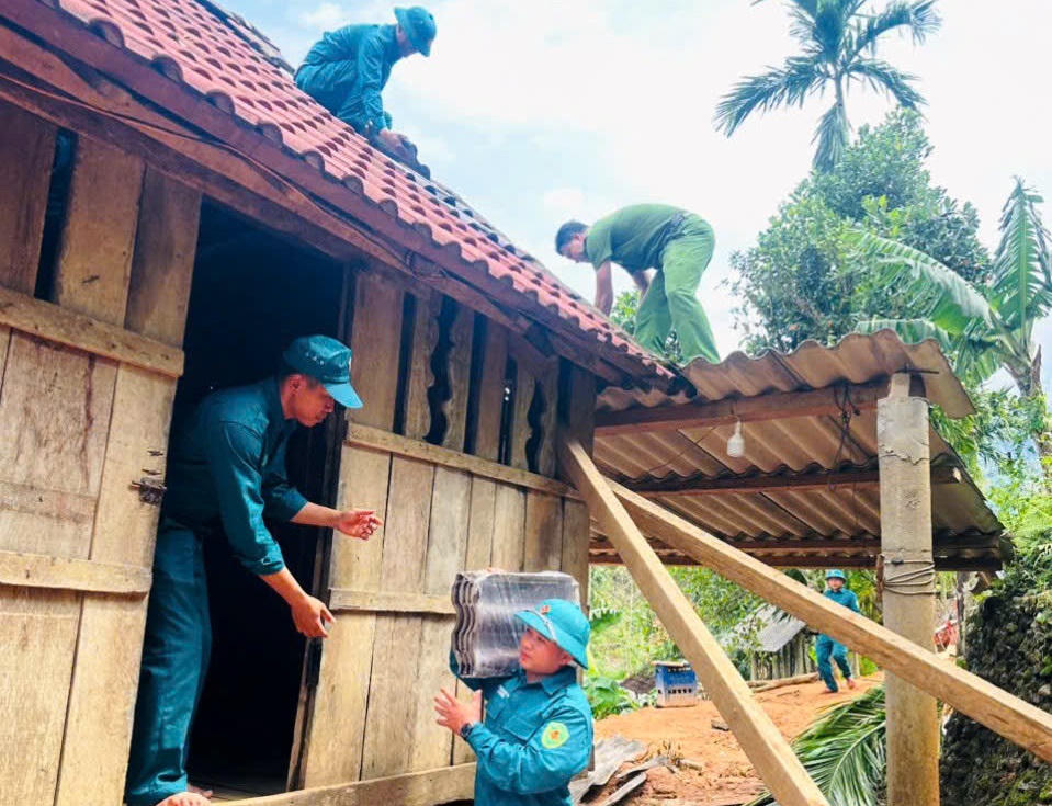 Quảng Ngãi: Sữa chữa hàng trăm căn nhà bị lốc xoáy làm tốc mái