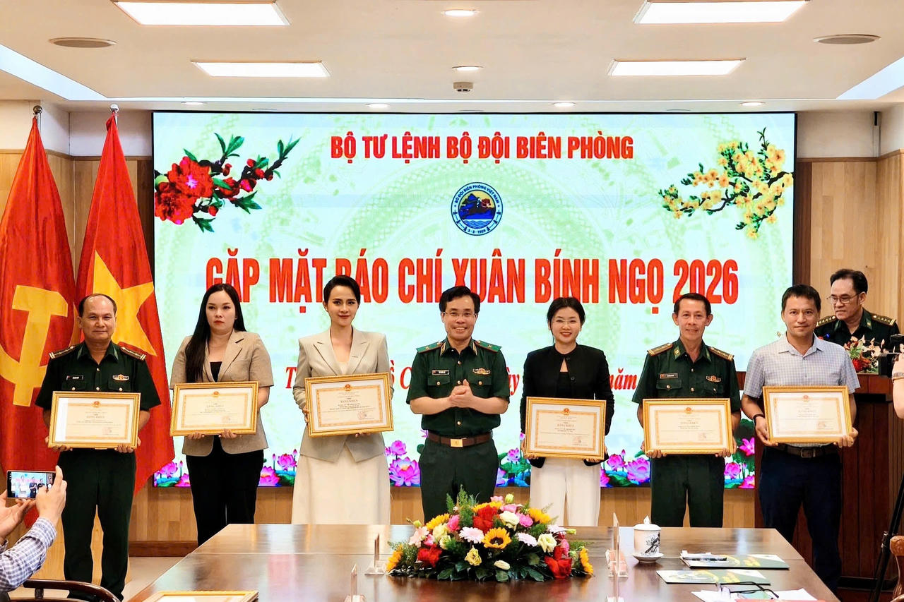 BĐBP tặng bằng khen cho các tổ chức, cá nhân có thành tích xuất sắc trong công tác tuyên truyền Bộ đội Biên phòng năm 2025.