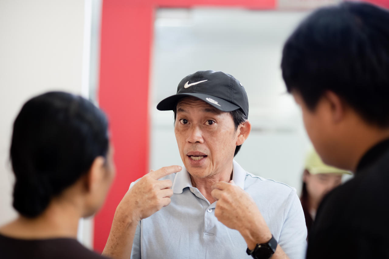 Quyền Linh thị phạm cho diễn viên trẻ