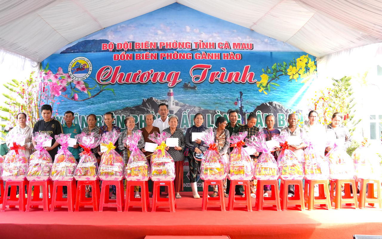 BĐBP tỉnh Cà Mau trao học bổng cho các em học sinh trong Chương trình “Xuân Biên phòng ấm lòng dân bản”.