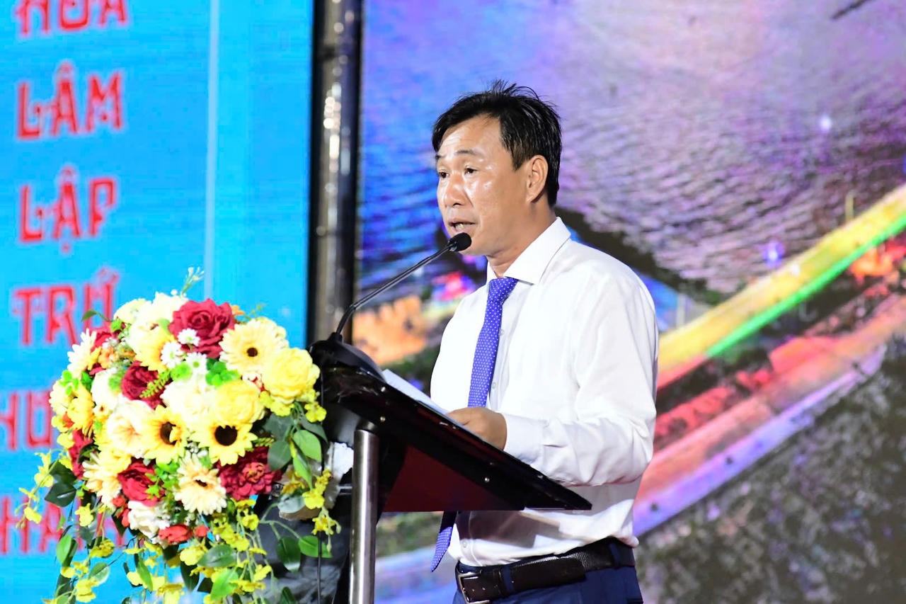 Phó Bí thư Đảng ủy, Chủ tịch UBND phường Hà Tiên Trần Hải Quốc phát biểu tại buổi lễ.