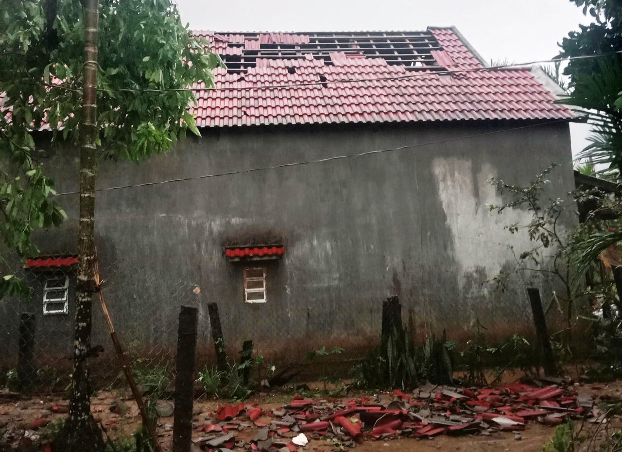 Quảng Ngãi: Sữa chữa hàng trăm căn nhà bị lốc xoáy làm tốc mái