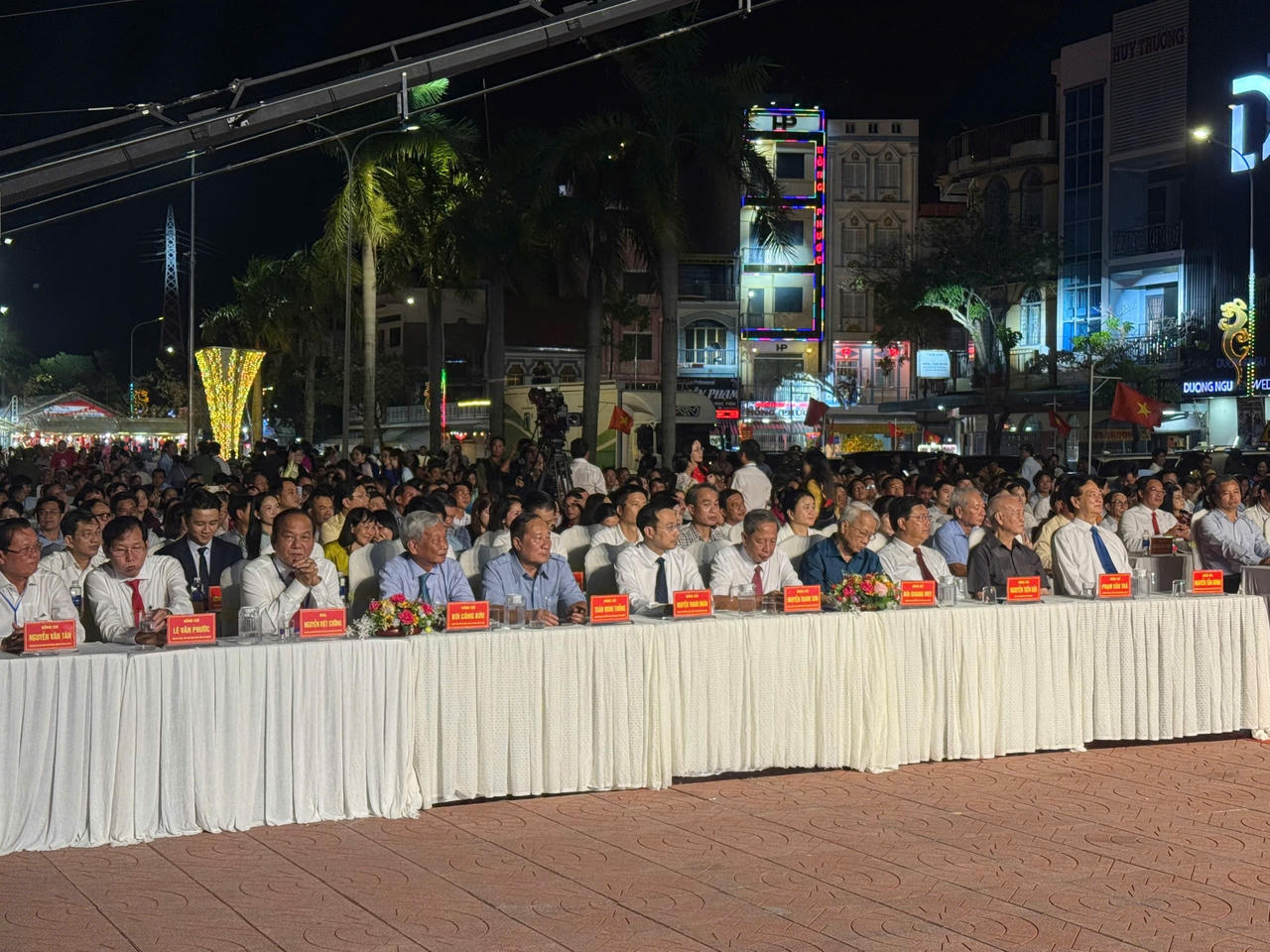 Các đại biểu tham dự.