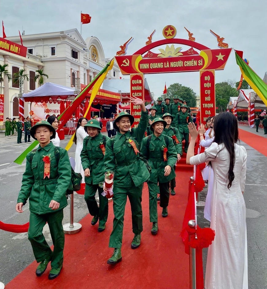 Các thanh niên phấn khởi bước qua "cầu vinh quang", ra xe về đơn vị. (Ảnh: Minh Mạnh)