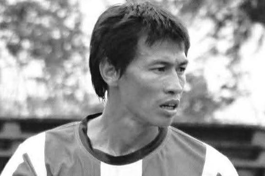 Cựu tiền đạo đội tuyển Việt Nam đột ngột qua đời ở tuổi 49