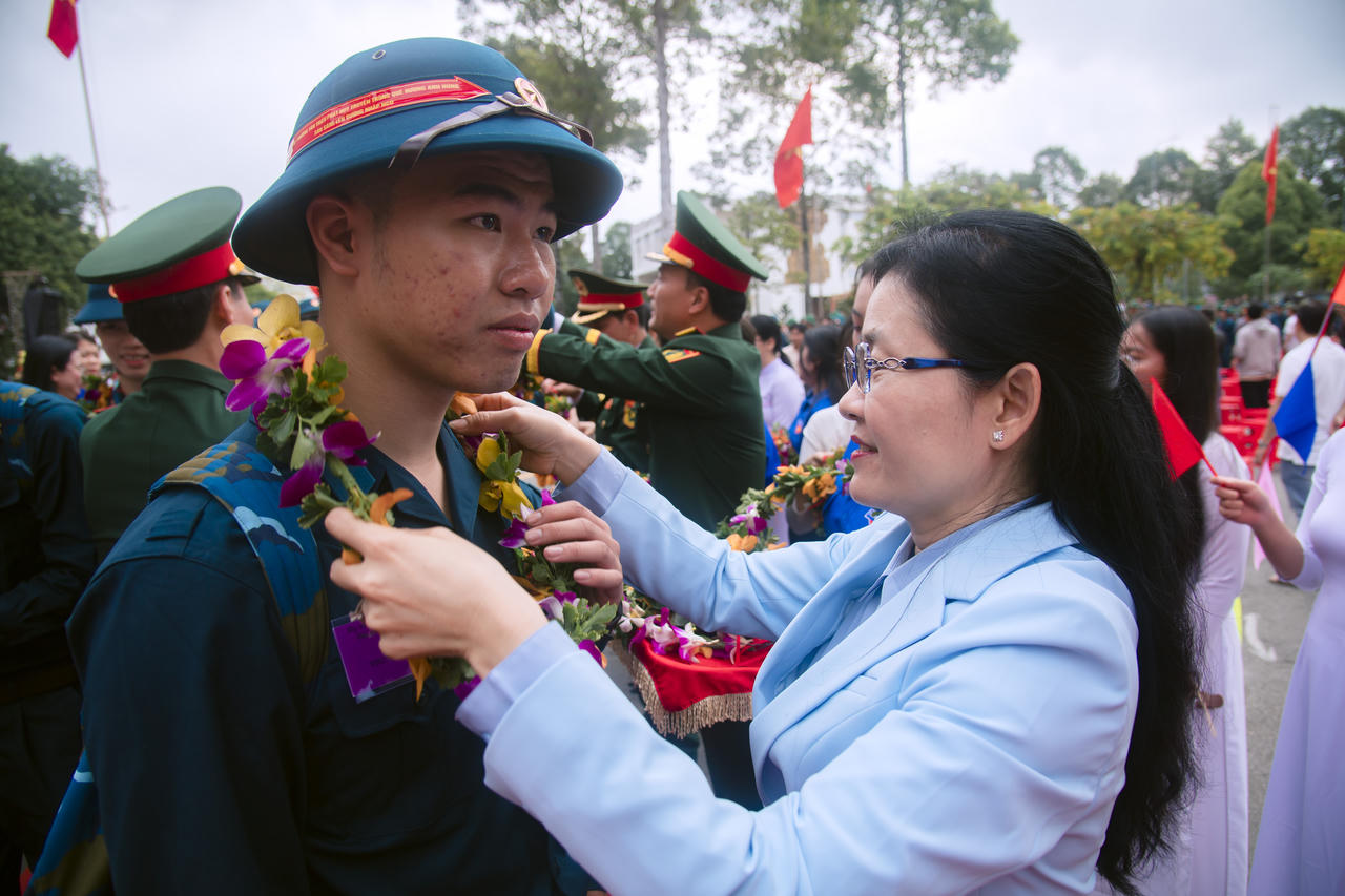 Lãnh đạo tỉnh ân cần gắn hoa, động viên tân binh tại lễ giao quân.
