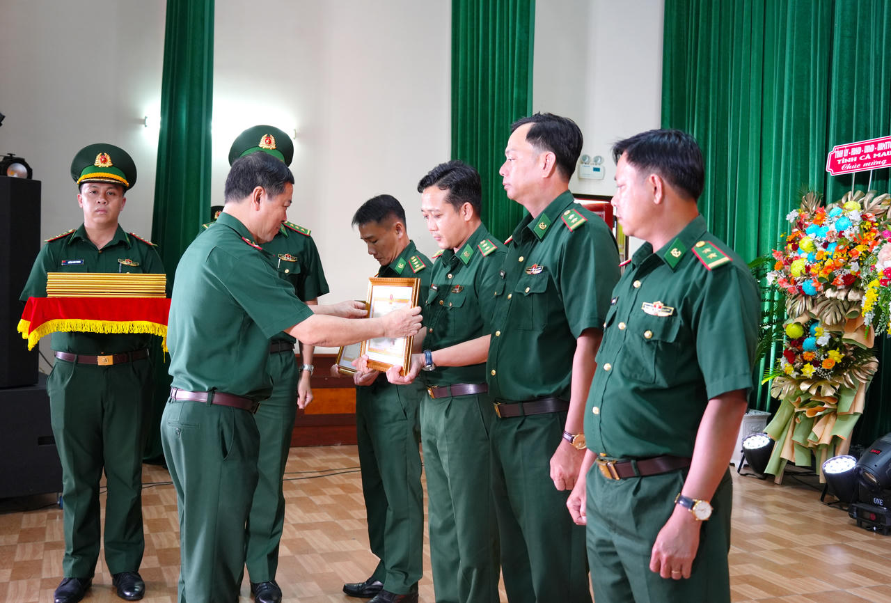 Thiếu tướng Trần Ngọc Hữu - Phó Tư lệnh BĐBP trao Bằng khen của Bộ Tư lệnh BĐBP cho các tập thể, cá nhân có thành tích xuất sắc.