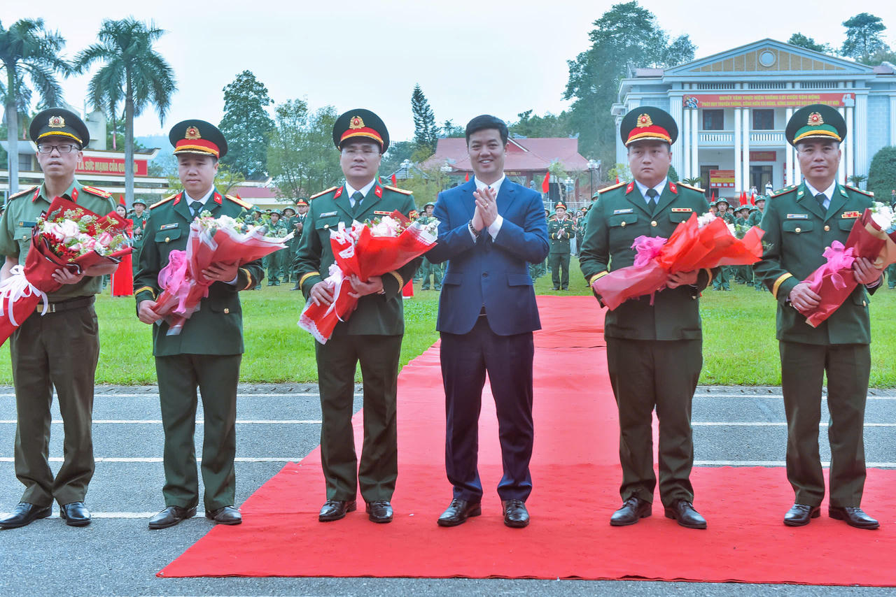 Các đại biểu tặng hoa chúc mừng.