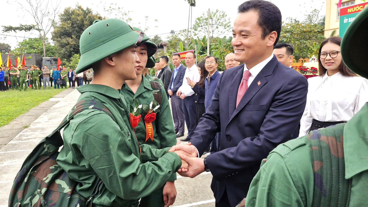 Ông Giàng Quốc Hưng, Trưởng Ban Nội chính Tỉnh ủy Lào Cai động viên các tân binh lên đường nhập ngũ.
