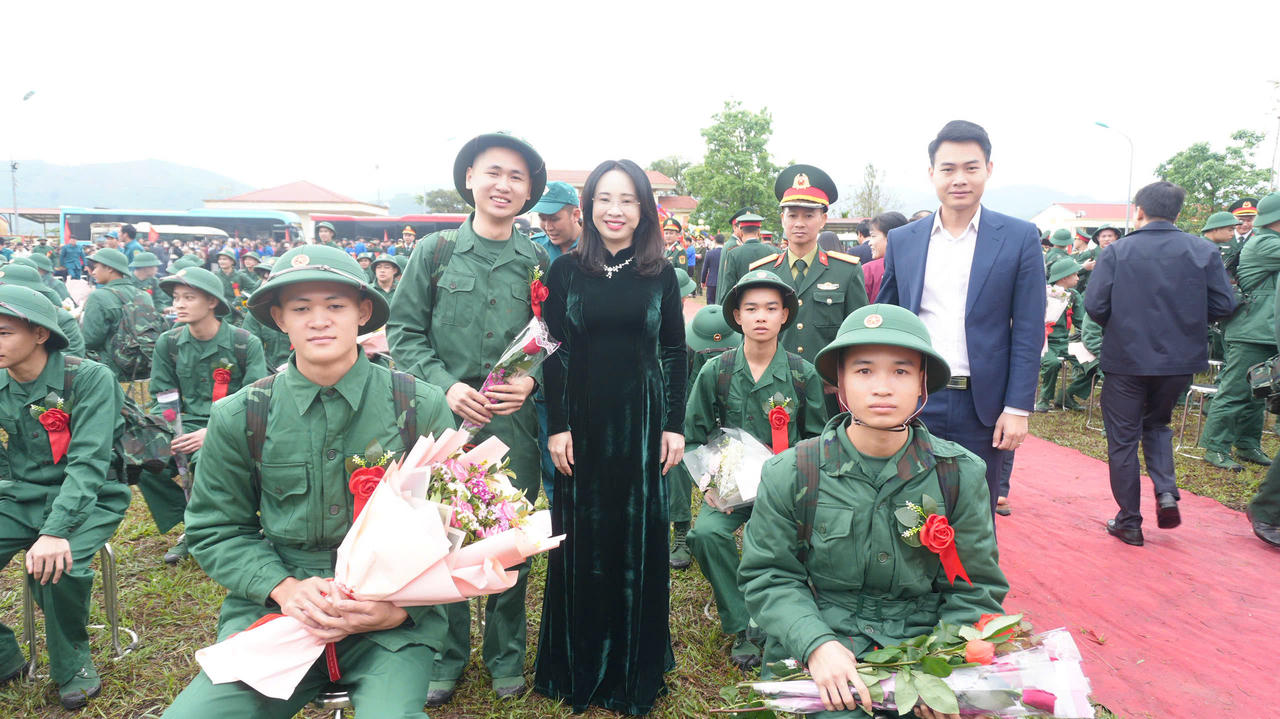 Bà Tống Thị Hương Giang - Bí thư Đảng ủy, Chủ tịch HĐND xã và ông Lục Xuân An - Chủ tịch UBND xã tặng hoa động viên các tân binh xã Sơn Động trước giờ lên đường nhập ngũ.