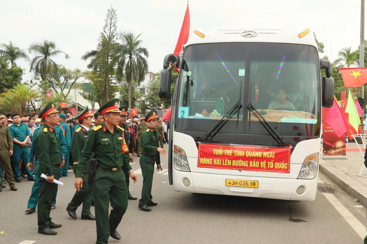 Hàng nghìn thanh niên miền Trung lên đường thực hiện nghĩa vụ thiêng liêng