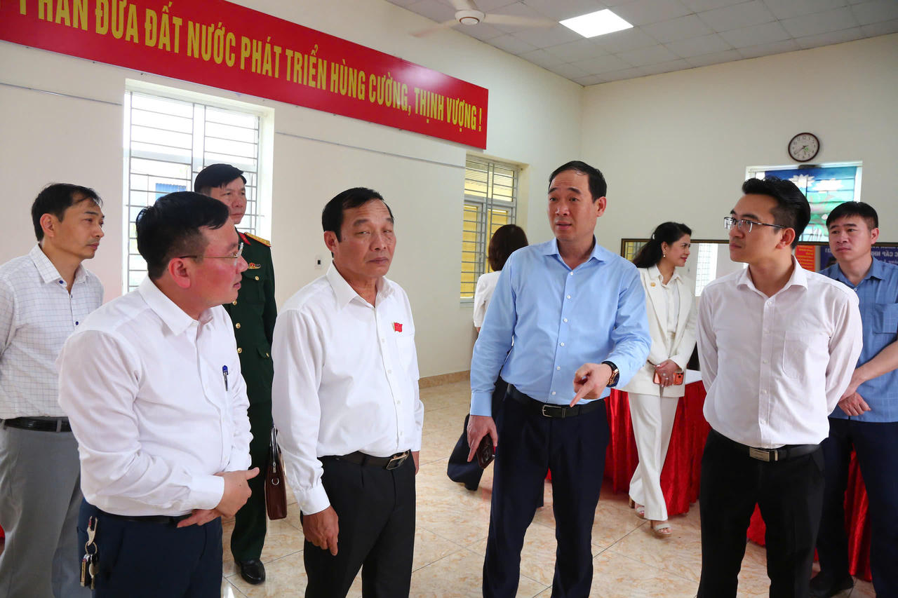 Chủ tịch HĐND thành phố Lê Văn Hiệu kiểm tra công tác bầu cử tại phường An Phong.