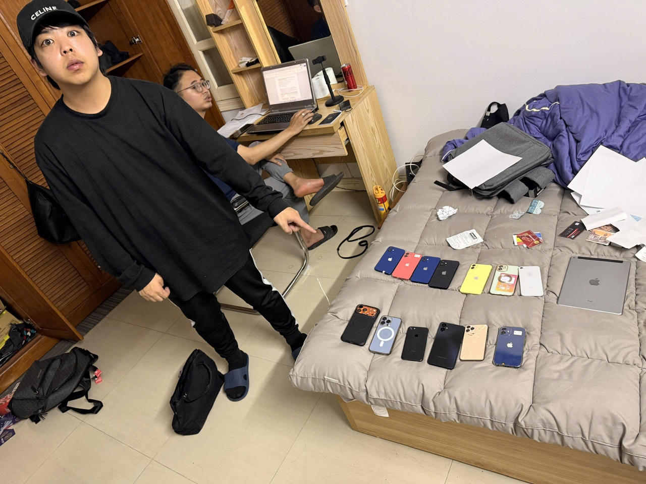 Tang vật thu giữ gồm 65 điện thoại di động, 19 máy tính bảng, 3 máy tính xách tay...&nbsp;