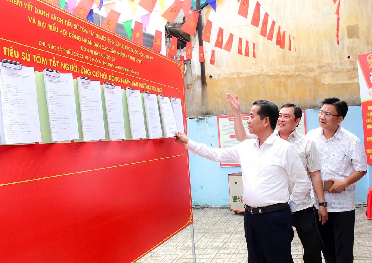 Phó Bí thư Tỉnh ủy Thái Bảo kiểm tra công tác chuẩn bị bầu cử tại khu vực bỏ phiếu số 24, phường Tam Hiệp, tỉnh Đồng Nai.