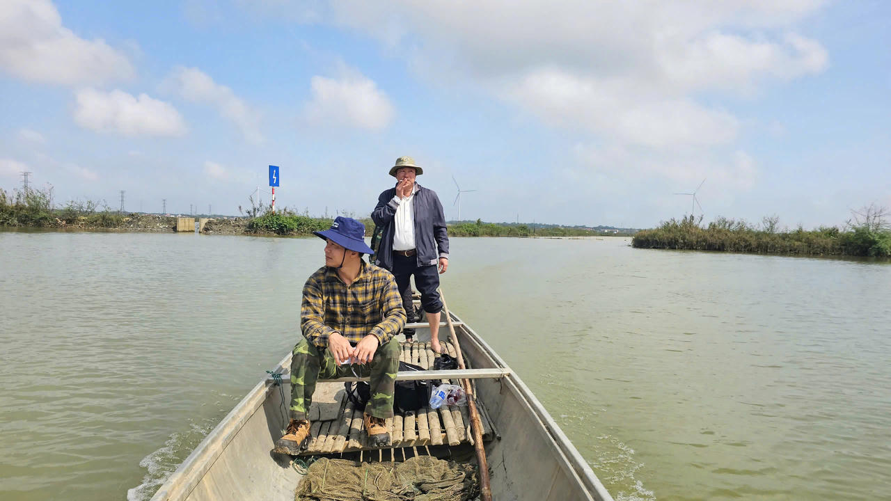 Nhóm nghiên cứu khảo sát khu hệ chim hoang dã tại khu vực phá Hạc Hải (Bắc Quảng Trị).