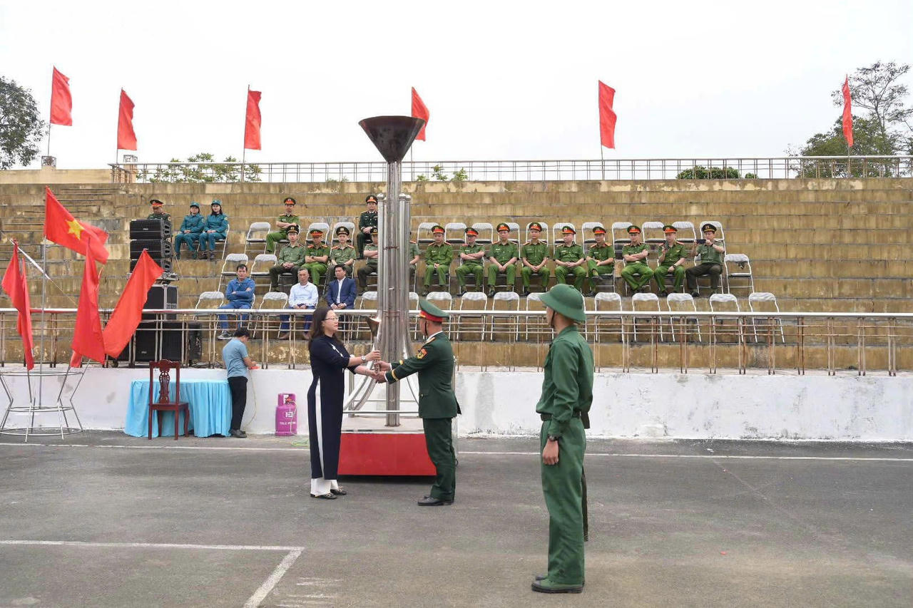 Bà&nbsp;Giàng Thị Dung, Phó Bí thư Tỉnh ủy, Chủ tịch Ủy ban MTTQ tỉnh Lào Cai thắp lửa truyền thống tại buổi lễ.