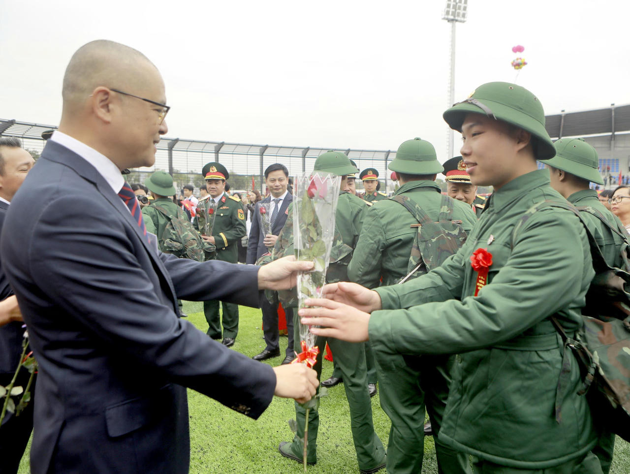 Bí thư Tỉnh ủy Phạm Đại Dương tặng hoa động viên tân binh lên đường nhập ngũ.