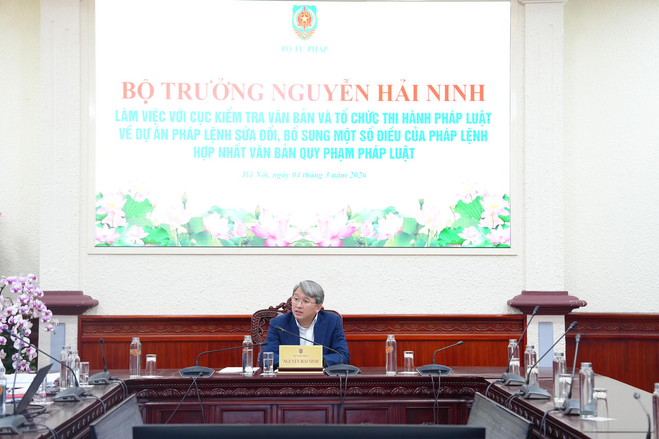 Bộ trưởng Nguyễn Hải Ninh phát biểu chỉ đạo tại cuộc làm việc.