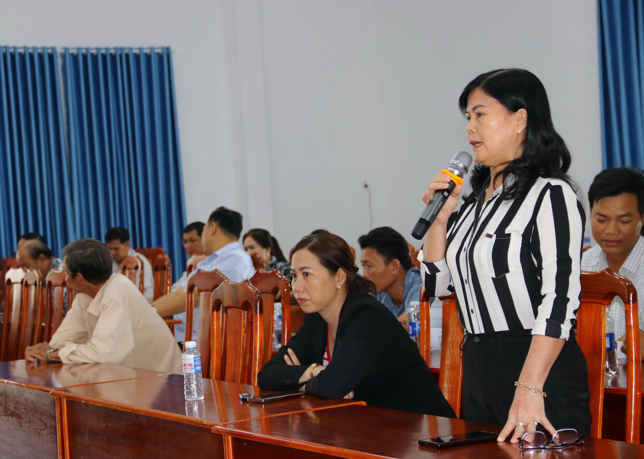 Cử tri xã Cái Đôi Vàm thẳng thắn nêu ý kiến, kiến nghị liên quan đến tình trạng sạt lở, môi trường nuôi trồng thủy sản và hạ tầng dân sinh...