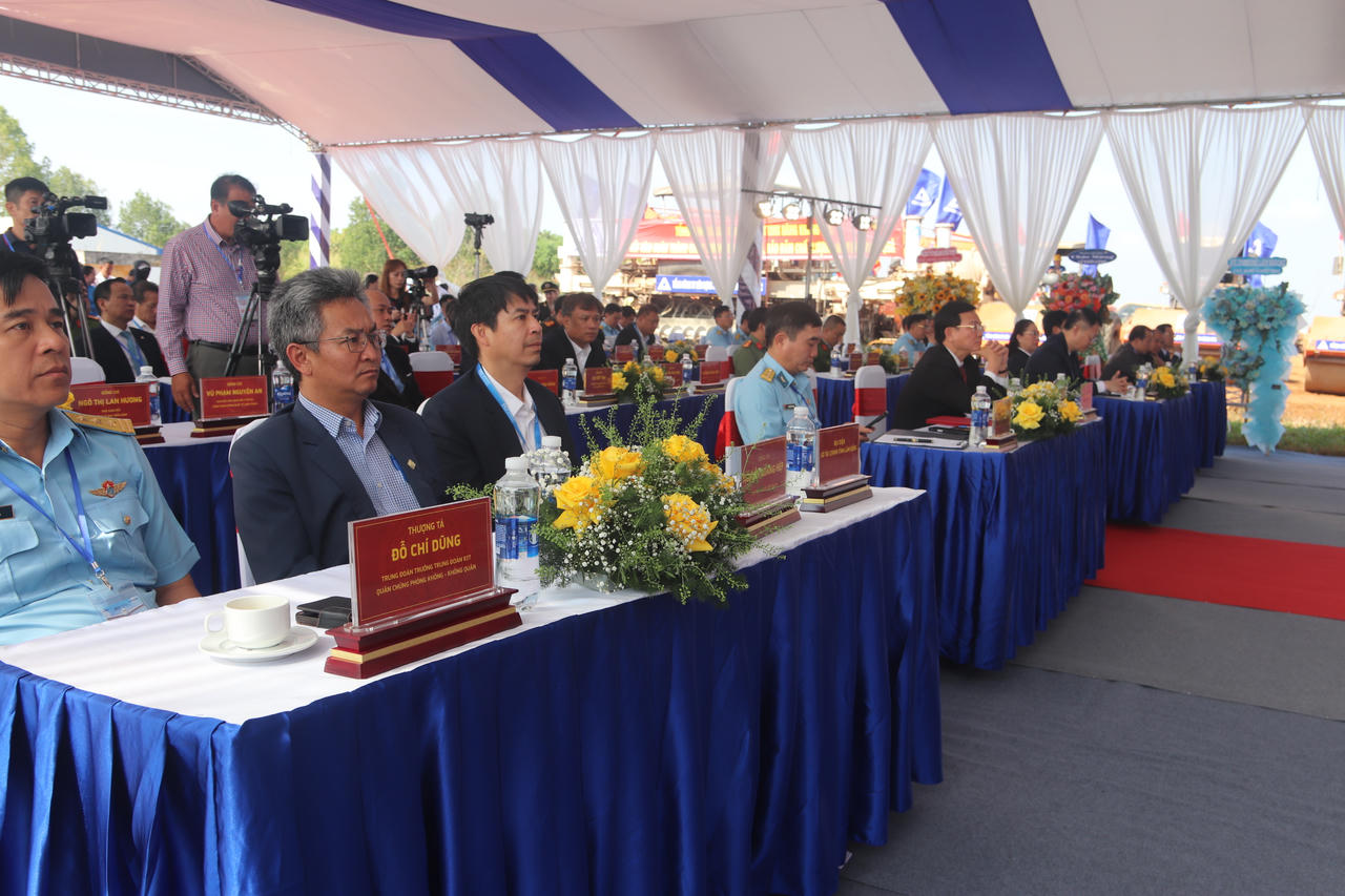 Đại biểu dự lễ khởi công dự án sửa chữa, nâng cấp sân bay Liên Khương.