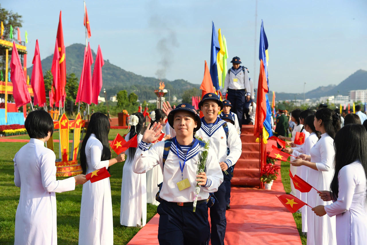Hàng nghìn thanh niên miền Trung lên đường thực hiện nghĩa vụ thiêng liêng