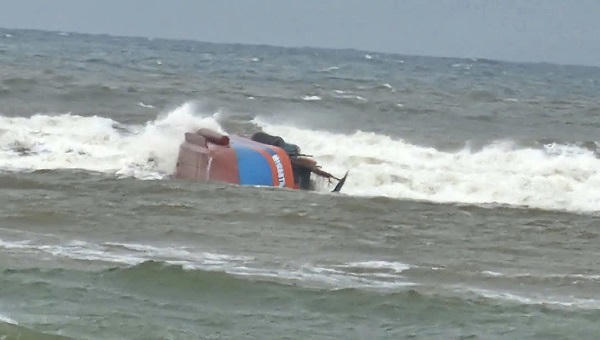 Chìm tàu cá tại cửa biển Nhật Lệ, 2 thuyền viên kiệt sức phải nhập viện