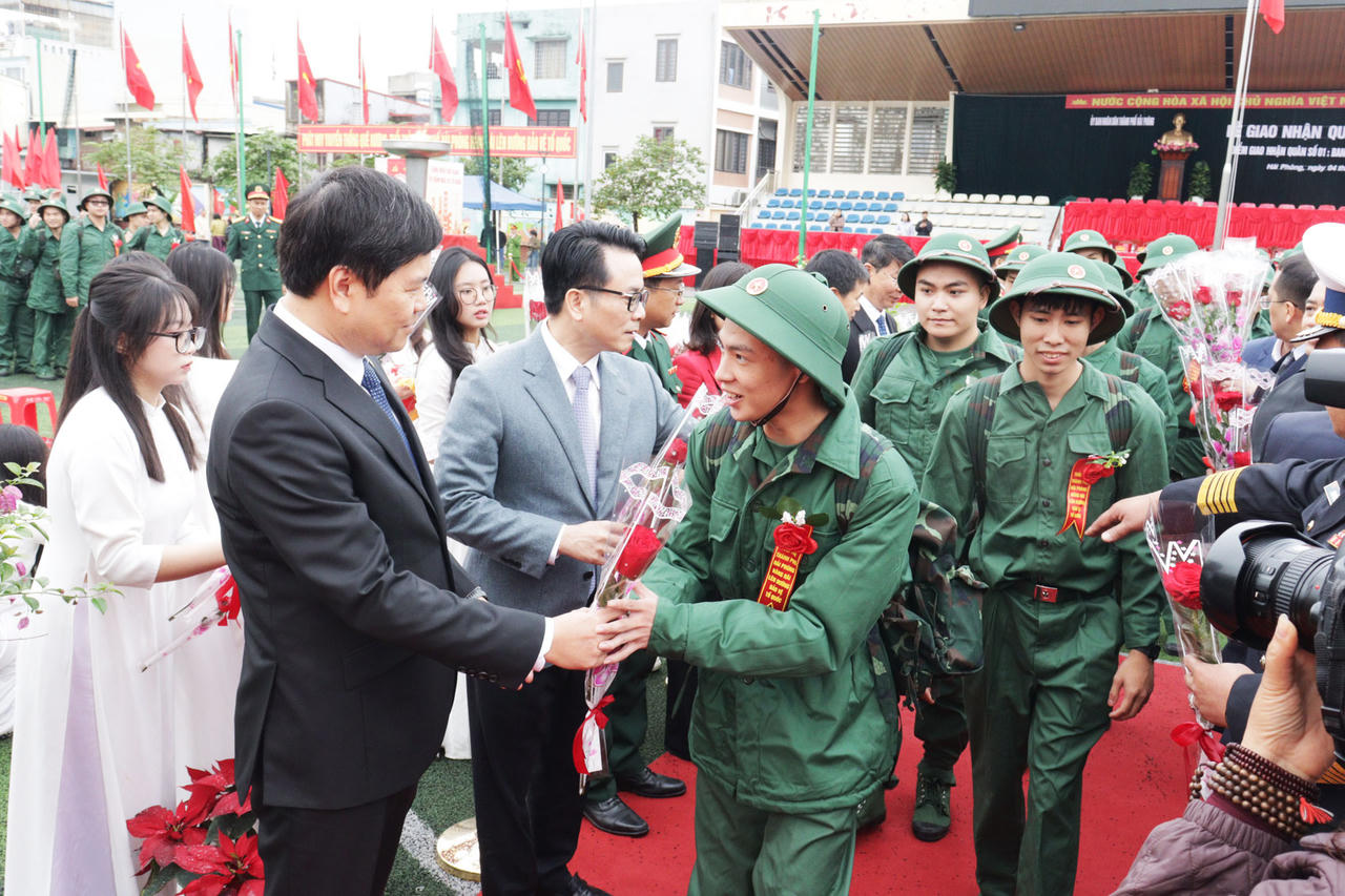 Phó Chủ tịch UBND thành phố Hoàng Minh Cường tặng hoa cho các tân binh.