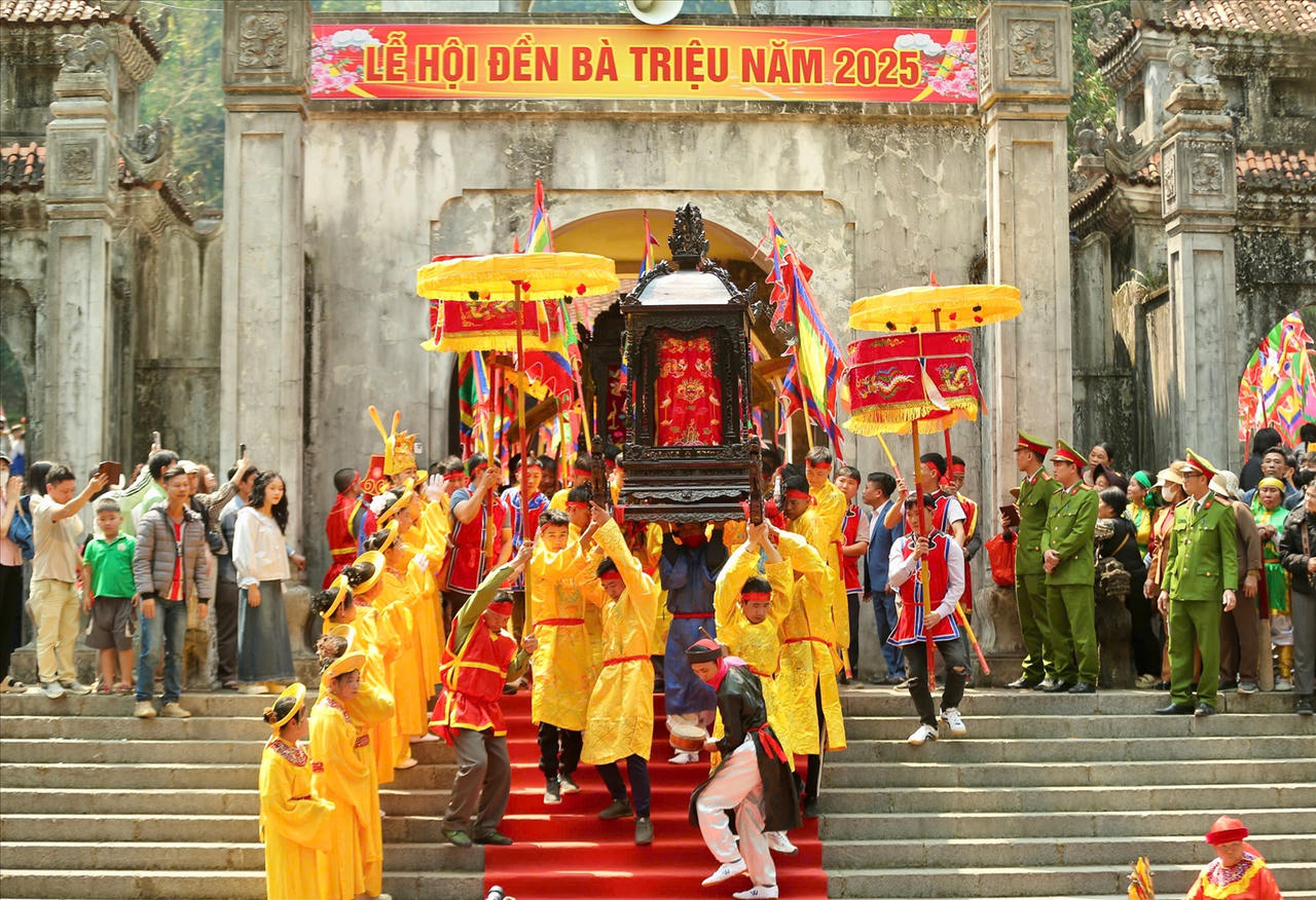 Lễ hội tôn vinh anh hùng dân tộc Triệu Thị Trinh và những người có công trong lịch sử dựng nước và giữ nước. (ảnh Quỳnh Trâm)