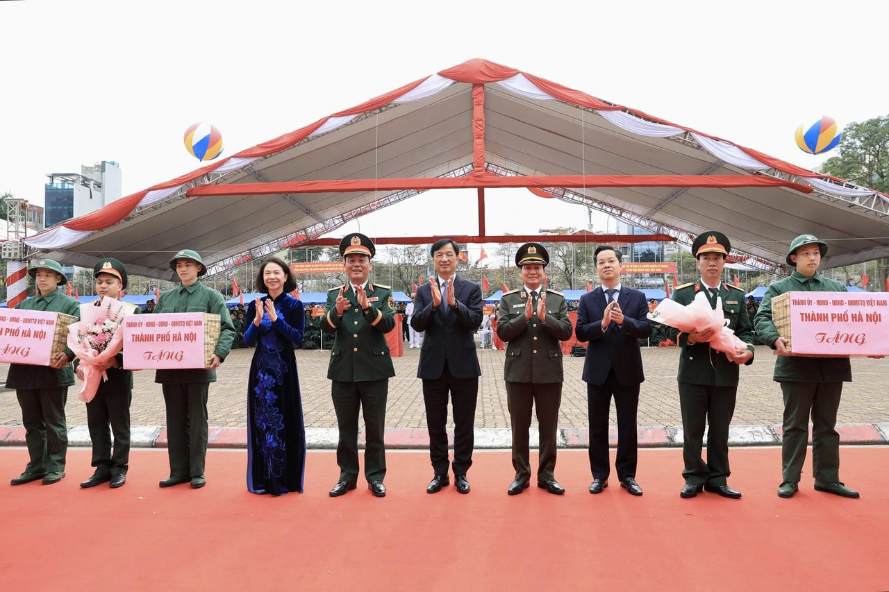 Bí thư Thành ủy Hà Nội Nguyễn Duy Ngọc và các đồng chí lãnh đạo TP Hà Nội tặng quà động viên tân binh lên đường nhập ngũ. (Ảnh: Quang Thái)
