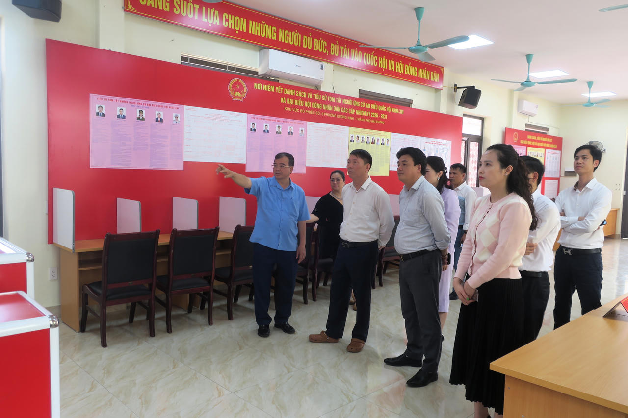 Phó Chủ tịch UBND thành phố Nguyễn Minh Hùng kiểm tra công tác bầu cử tại phường Dương Kinh.