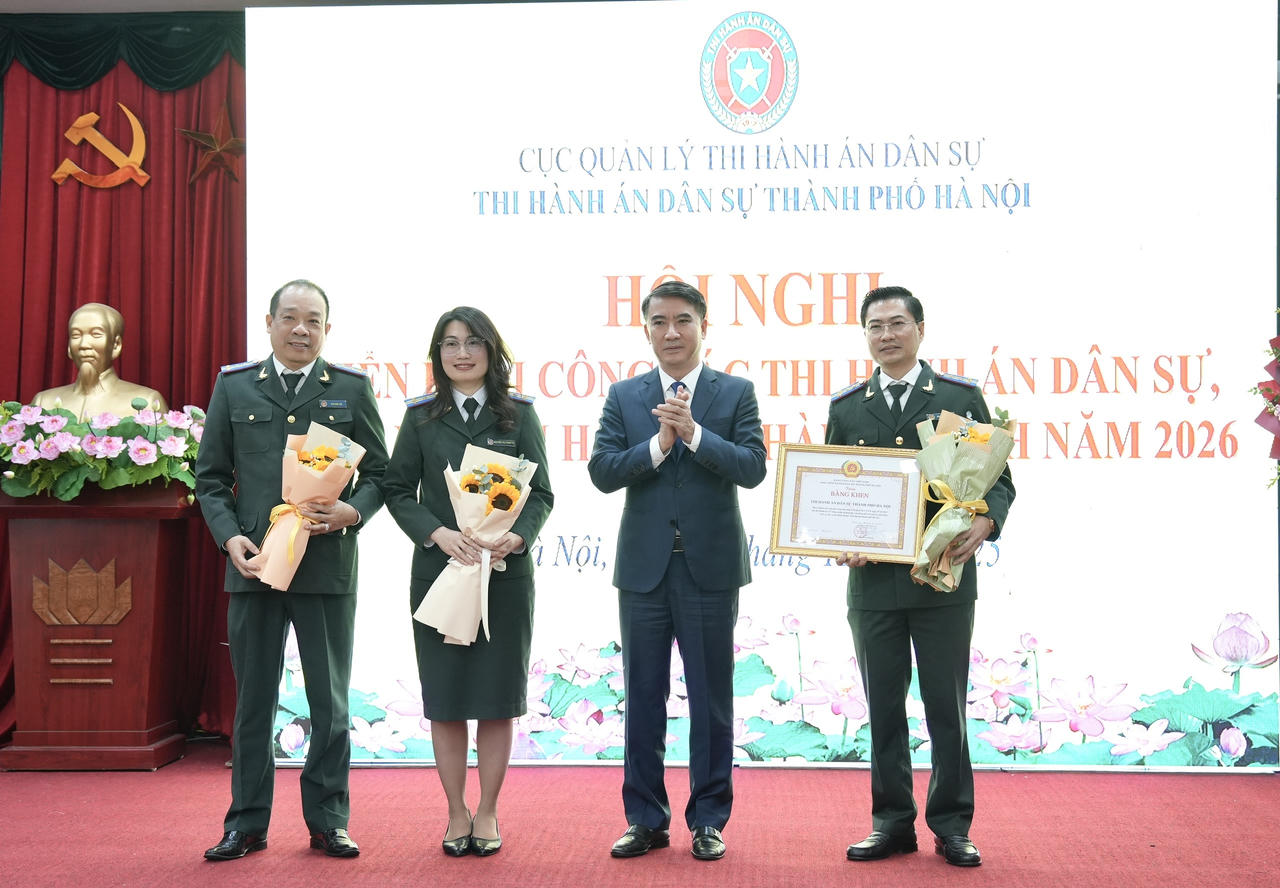 Phó Chủ tịch UBND TP Hà Nội Nguyễn Xuân Lưu tặng Bằng khen của Chủ tịch UBND TP cho tập thể THADS TP Hà Nội