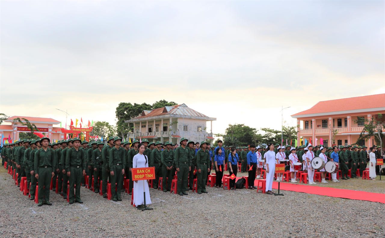 Thiếu tướng Nguyễn Văn Hận dự và chỉ đạo Lễ giao, nhận quân tại Kiên Lương