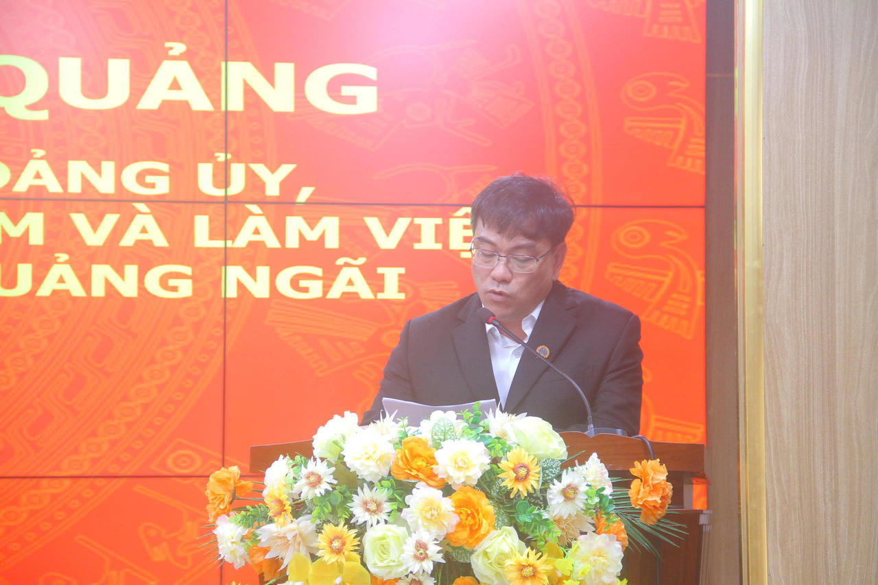 Ông Hà Viết Toàn, Bí thư Đảng ủy, Chánh án TAND tỉnh Quảng Ngãi báo cáo tại buổi làm việc.