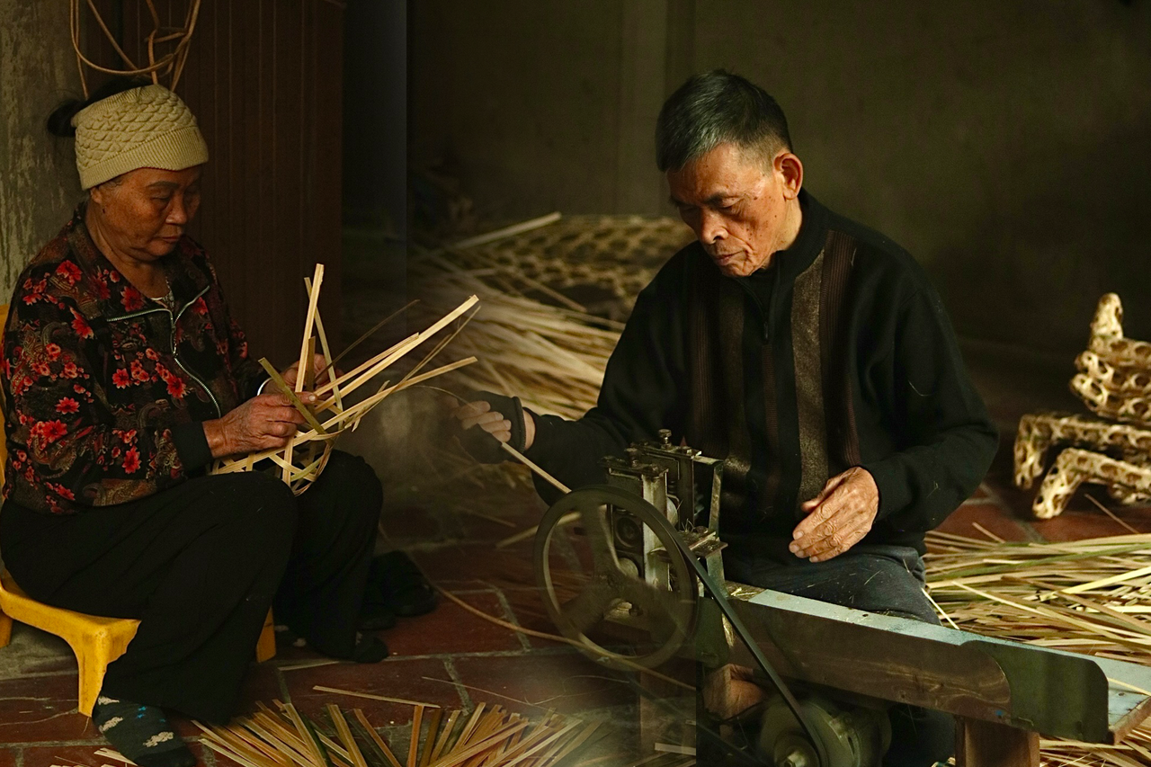 Nghệ nhân tỉ mỉ chăm chút từng chi tiết, tạo nên cái "thần" cho vật phẩm tâm linh. (Ảnh: Khánh Xuân)