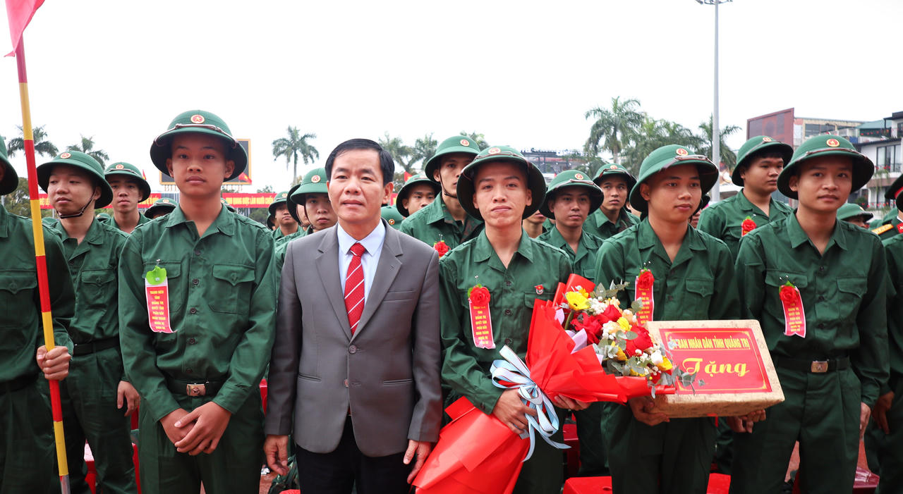 Bí thư Tỉnh uỷ Quảng Trị Nguyễn Văn Phương tặng quà cho các tân binh trước lúc lên đường nhập ngũ.