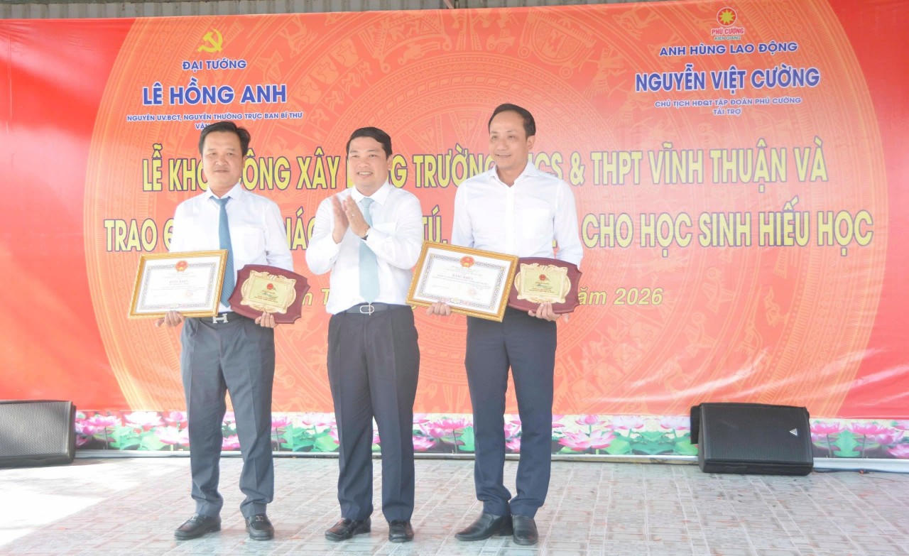 Ông Lê Trung Hồ, Phó Chủ tịch UBND tỉnh An Giang trao Bằng khen của UBND tỉnh cho lãnh đạo Công ty Cổ phần đầu tư Phú Cường Kiên Giang