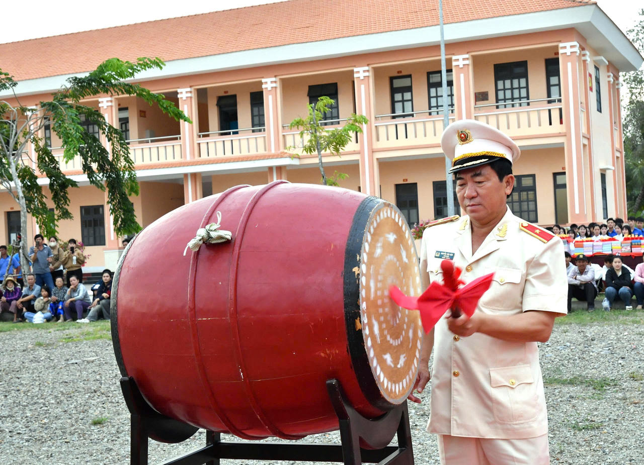 Thiếu tướng Nguyễn Văn Hận, Giám đốc Công an tỉnh,&nbsp;Phó Chủ tịch Hội đồng Nghĩa vụ quân sự tỉnh An Giang đánh trống giao quân.