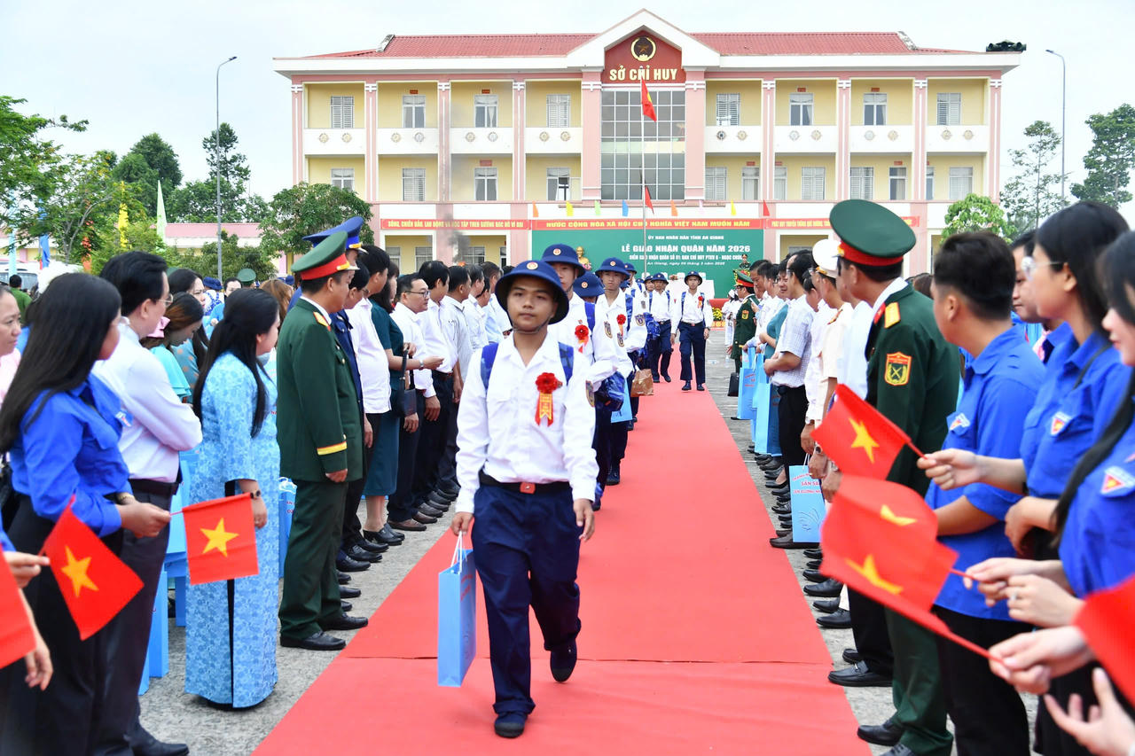 Bộ Tư lệnh Vùng Cảnh sát biển 4 tiếp nhận công dân nhập ngũ năm 2026