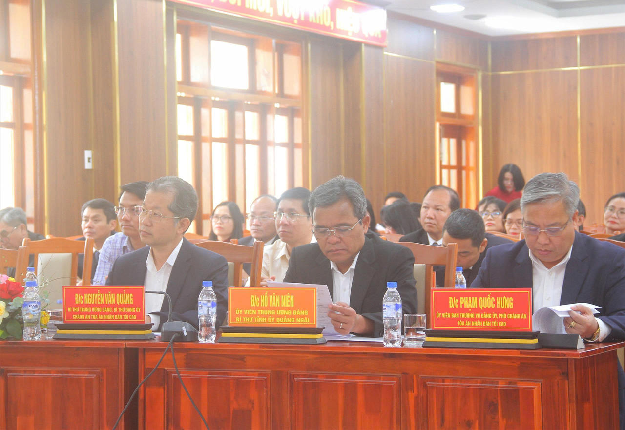 Bí thư Trung ương Đảng, Bí thư Đảng ủy, Chánh án TAND tối cao Nguyễn Văn Quảng làm việc tại TAND tỉnh Quảng Ngãi.